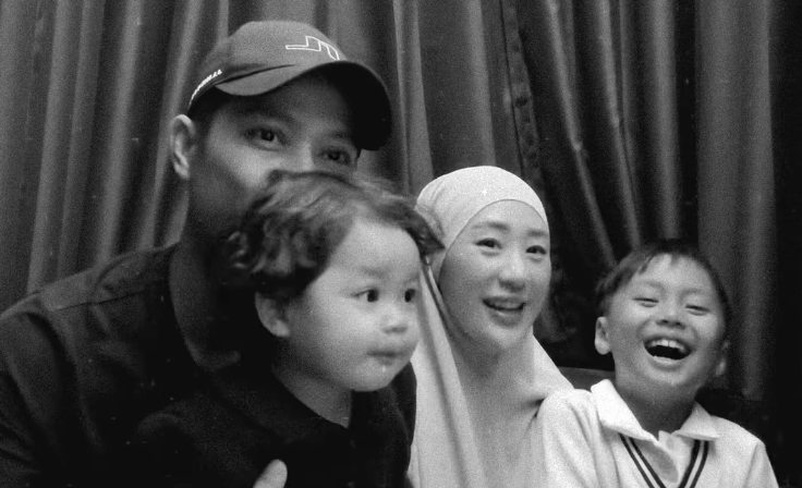 Photobox Ikram Rosadi dan Larissa Chou serta keluarga
